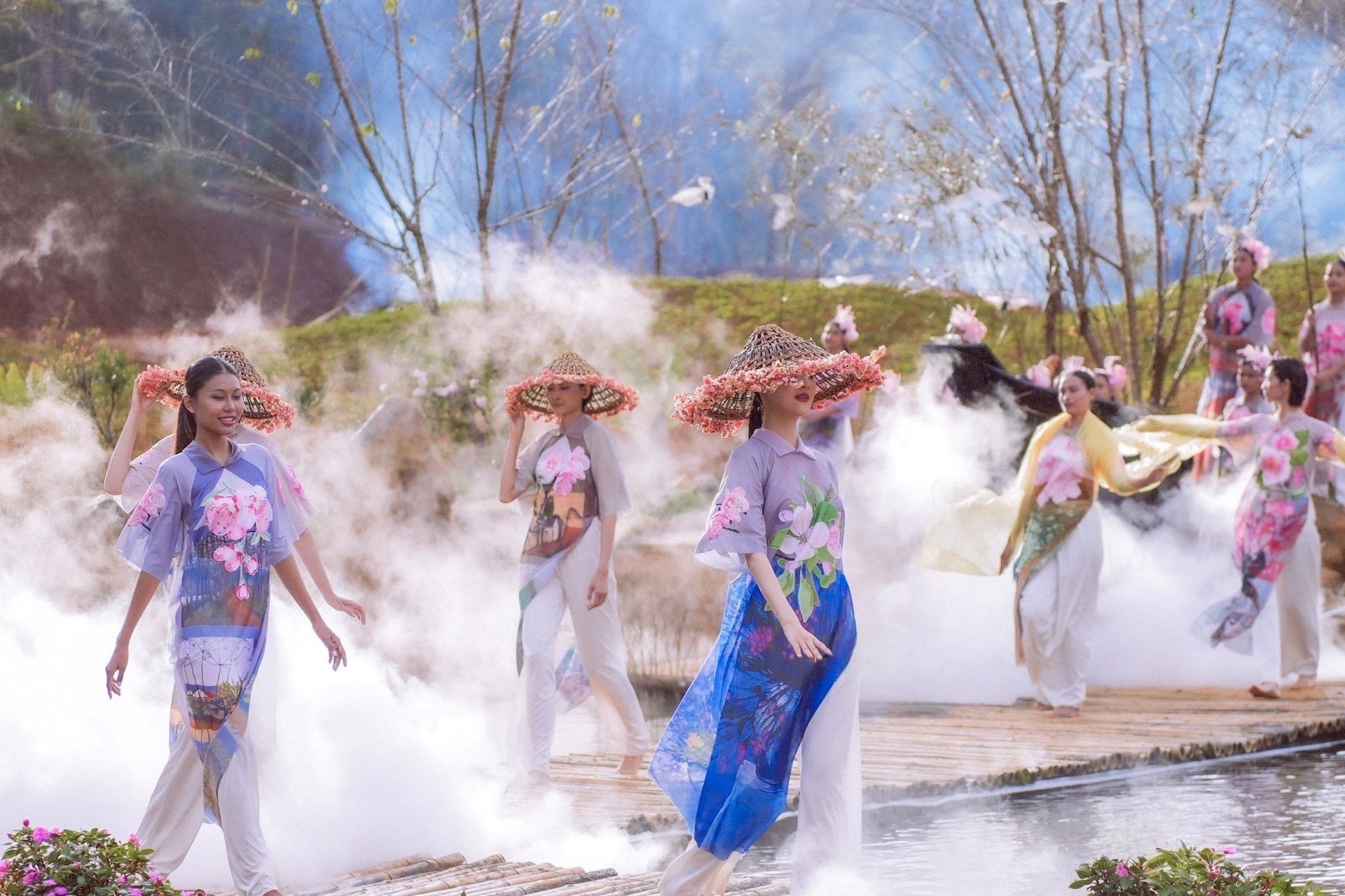 Kon Tum: Đặc sắc chương trình nghệ thuật "Măng Đen – Thiên đường hồng”. Kon Tum: Đặc sắc chương trình nghệ thuật "Măng Đen – Thiên đường hồng”.