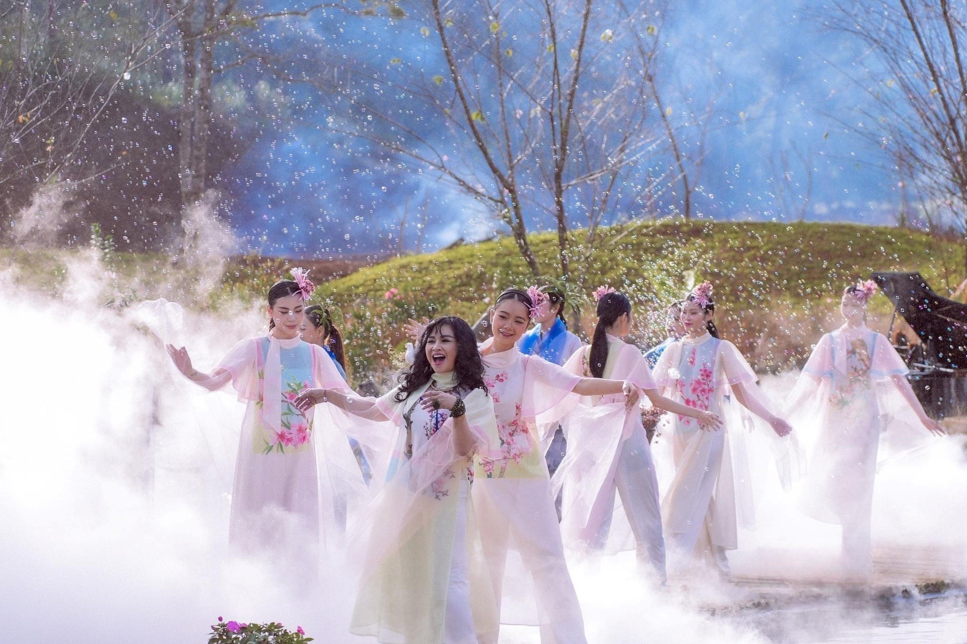 Kon Tum: Đặc sắc chương trình nghệ thuật "Măng Đen – Thiên đường hồng”. Kon Tum: Đặc sắc chương trình nghệ thuật "Măng Đen – Thiên đường hồng”.