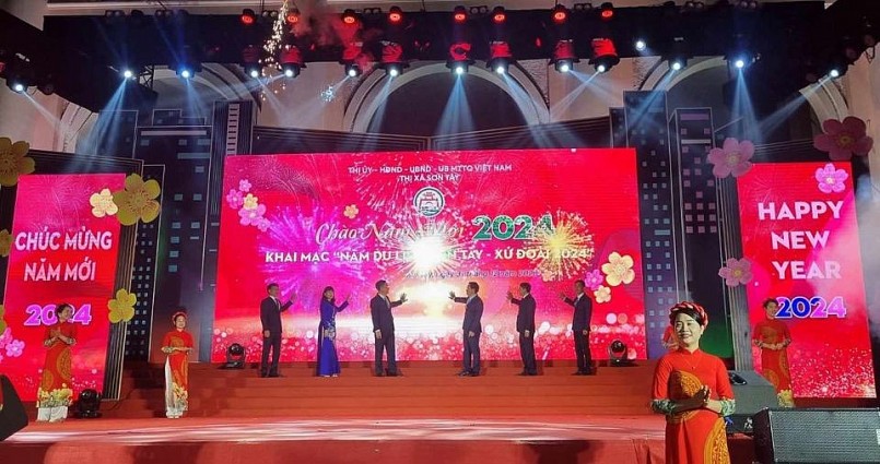 Các đại biểu khai mạc Năm du lịch Sơn Tây - xứ Đoài 2024.