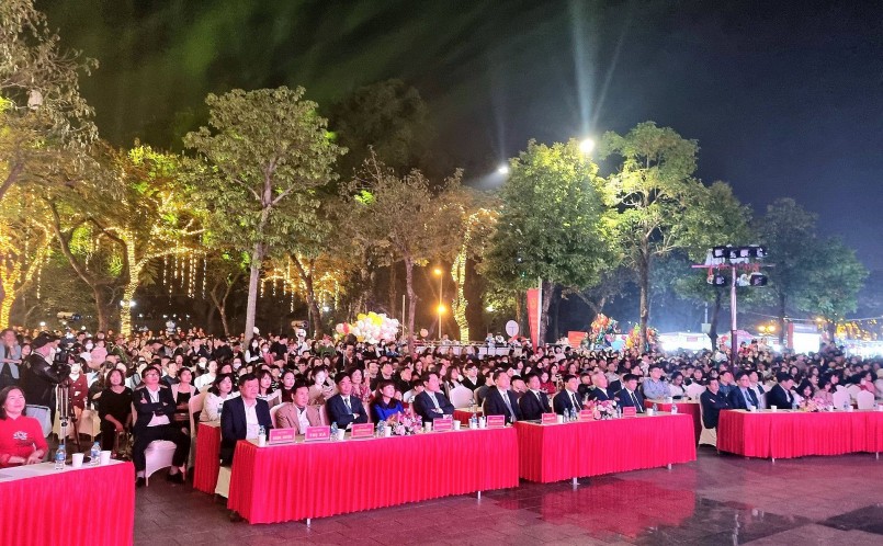 Các đại biểu và nhân dân dự khai mạc năm du lịch.