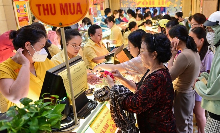Người dân chen chân đi mua bán vàng khi giá vàng lập đỉnh.