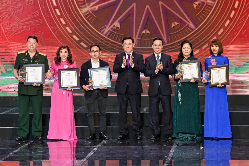 Trao giải Báo chí toàn quốc về Quốc hội và Hội đồng Nhân dân (Giải Diên Hồng) lần thứ nhất.