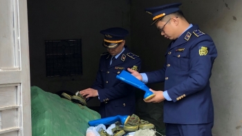 Cao Bằng: Tạm giữ  trên 1.000 đôi giầy, ủng cao su không rõ nguồn gốc xuất xứ