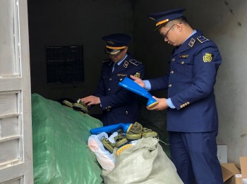 Cao Bằng: Tạm giữ  trên 1.000 đôi giầy, ủng cao su không rõ nguồn gốc xuất xứ