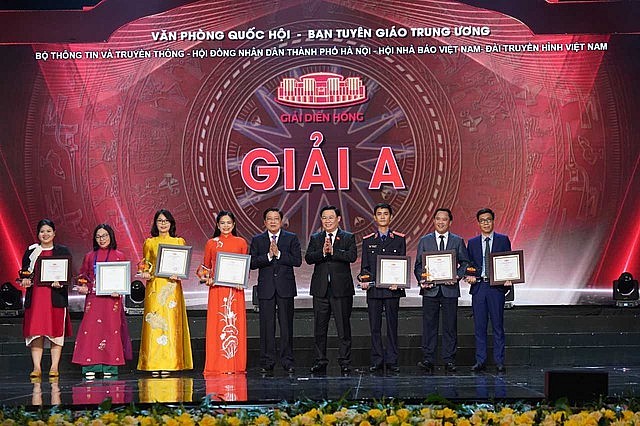 Chủ tịch Quốc hội Vương Đình Huệ và Trưởng Ban Nội Chính Trung ương Phan Đình Trạc trao giải A cho các tác giả đoạt giải - Ảnh: Nhật Bắc Chủ tịch Quốc hội Vương Đình Huệ và Trưởng Ban Nội Chính Trung ương Phan Đình Trạc trao giải A cho các tác giả đoạt giải - Ảnh: Nhật Bắc