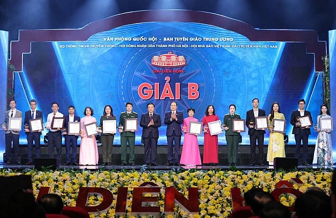 Phó chủ tịch thường trực Quốc hội Trần Thanh Mẫn và Chủ tịch Hội đồng Lý luận Trung ương, Giám đốc Học viện Chính trị quốc gia Hồ Chí Minh Nguyễn Xuân Thắng trao giải B. Phó chủ tịch thường trực Quốc hội Trần Thanh Mẫn và Chủ tịch Hội đồng Lý luận Trung ương, Giám đốc Học viện Chính trị quốc gia Hồ Chí Minh Nguyễn Xuân Thắng trao giải B.