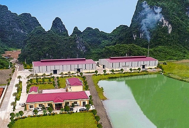 Khuôn viên trụ sở và nhà máy của Công ty được bao quanh 3 mặt là núi nằm cách xa khu dân cư.. Khuôn viên trụ sở và nhà máy của Công ty được bao quanh 3 mặt là núi nằm cách xa khu dân cư..