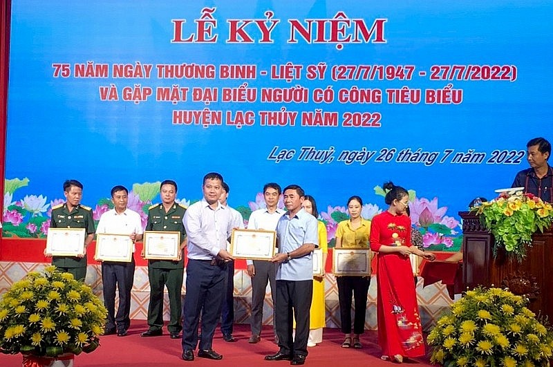 Công ty cổ phần Môi trường Công nghệ cao Hòa Bình nhận giấy khen về thành tích trong phong trào