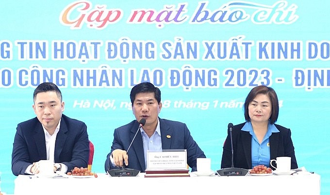 Ông Cao Hữu Hiếu, Tổng giám đốc Vinatex (ngồi giữa) chia sẻ về thị trường dệt may 2023, dự báo 2024, ngày 8/1. Ông Cao Hữu Hiếu, Tổng giám đốc Vinatex (ngồi giữa) chia sẻ về thị trường dệt may 2023, dự báo 2024, ngày 8/1.