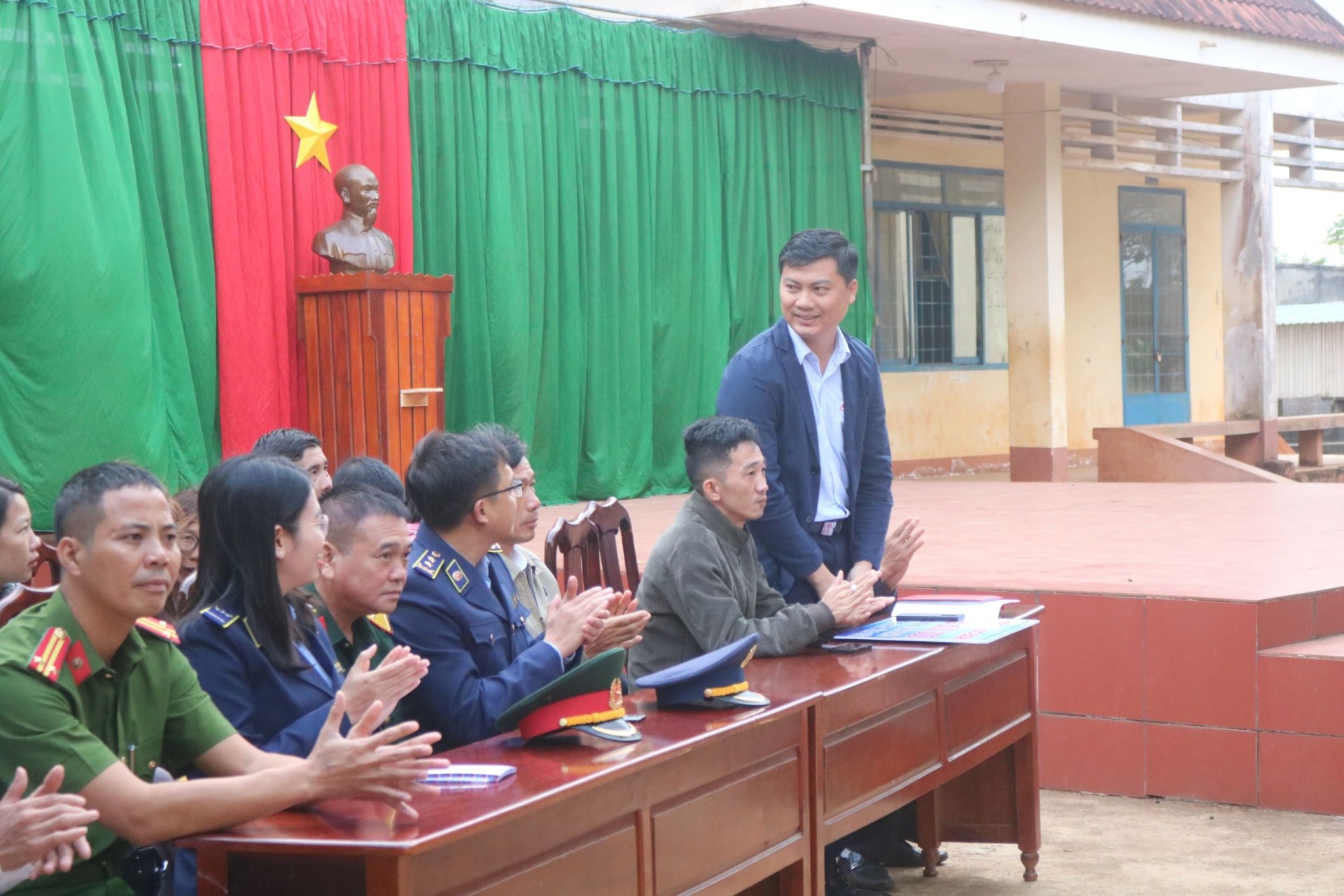 Đại diện các cơ quan đoàn thể mạnh thường quân tại buổi lễ.