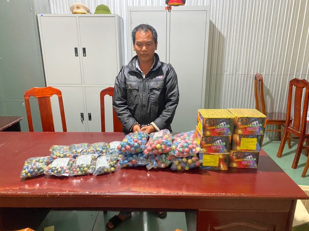 Đối tượng cùng tang vật vi phạm.