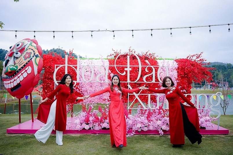 Du khách tại Lễ hội Hoa Đào Xứ Lạng năm 2023.