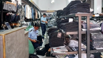 An Giang: Phát hiện cơ sở kinh doanh hàng hóa không rõ nguồn gốc, giả mạo nhãn hiệu