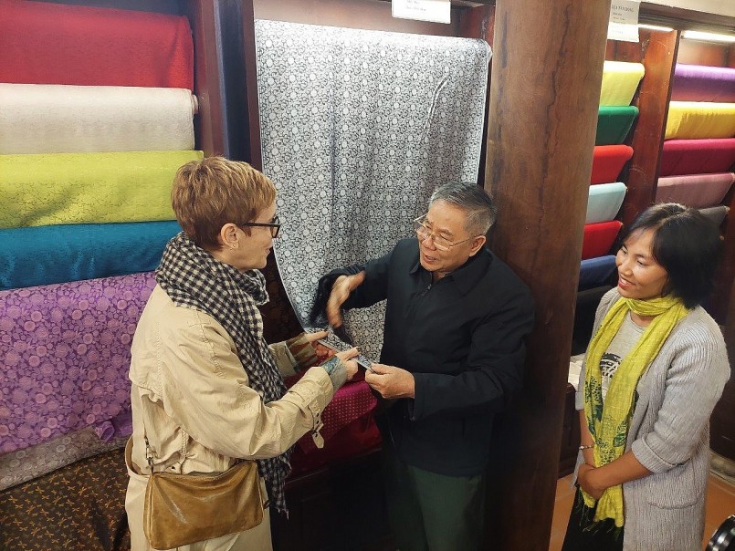 Bà Barbara Ebbli, đại diện Công ty MILAIKA, nghe giới thiệu về lụa Vạn Phúc, quận Hà Đông.