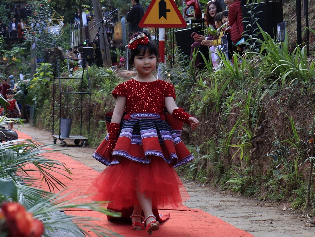 Người mẫu nhí nỏi bật với trang phục thổ cẩm.