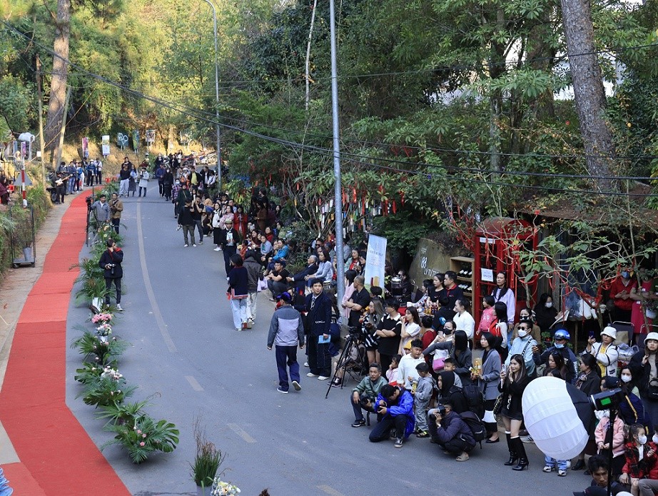 Đông đảo người dân và du khách háo hức chào đón màn trình diễn thời trang.