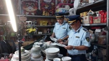 Long An: Tạm giữ 2 tấn hàng hóa gia dụng nghi nhập lậu