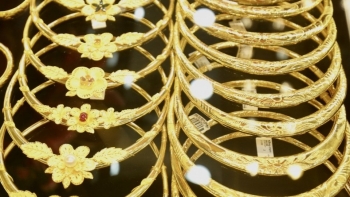 Giá vàng hôm nay 15/1/2024: Vàng neo ở mốc 77 triệu đồng/lượng