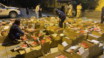 Hà Nội: Phát hiện 2 vụ vận chuyển pháo nổ và thuốc lá điện tử cực lớn