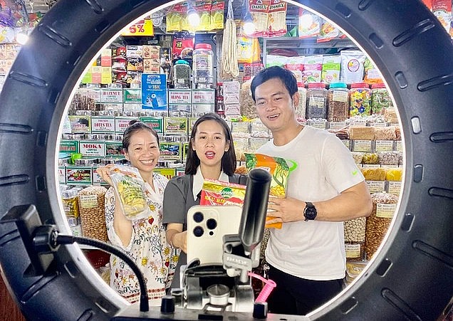 Tiểu thương sạp kẹo mứt Ngọc Châu và Ba Hung Food Ảnh: Lê Tỉnh