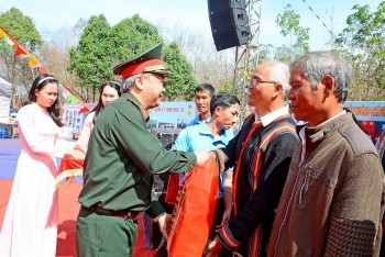 Hàng nghìn suất quà trị giá hơn 10 tỷ đồng được trao cho nhân dân, người lao động