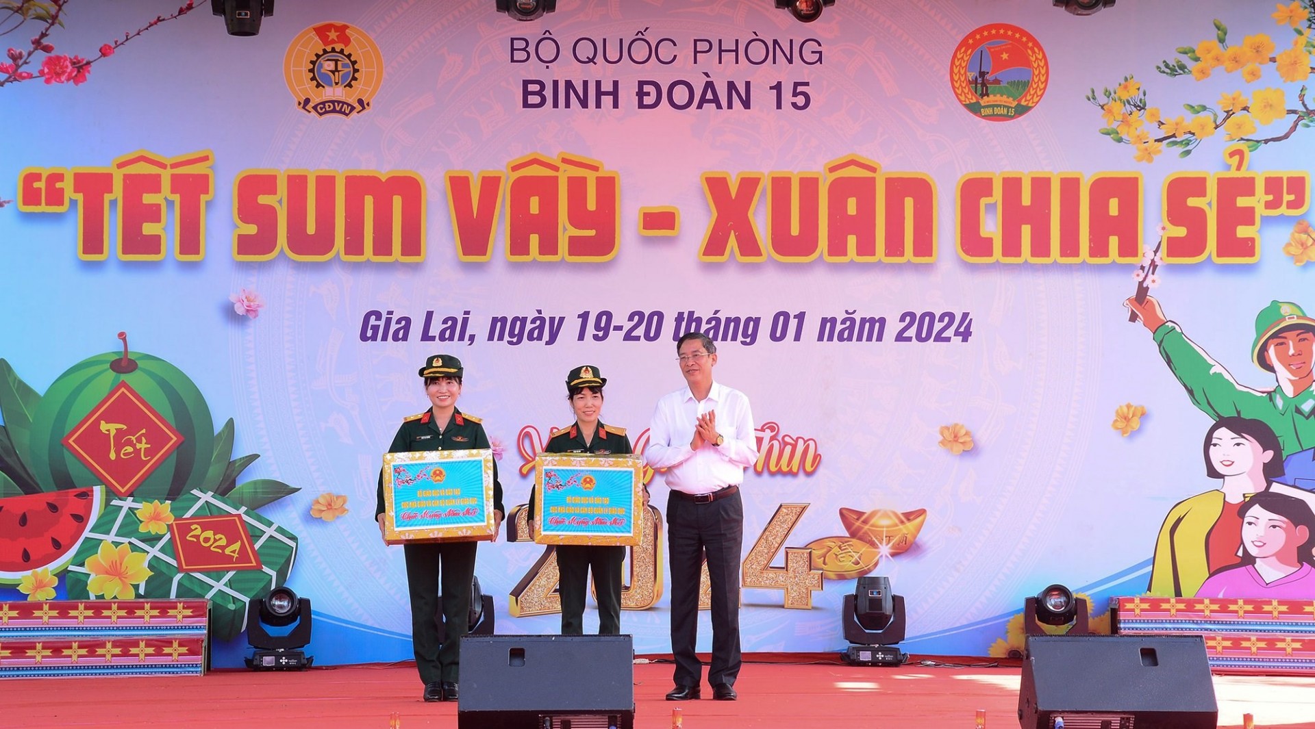 Tặng quà cho 2 trường mầm non thuộc Binh đoàn 15.