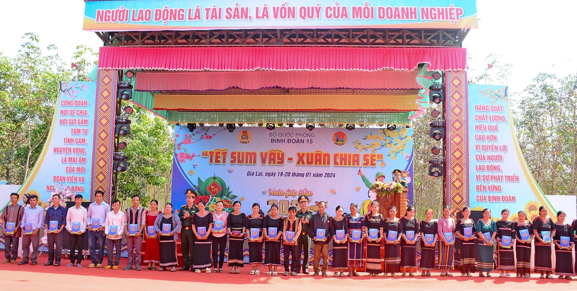 Lãnh đạo binh đoàn 15 tặng quà cho người lao động.