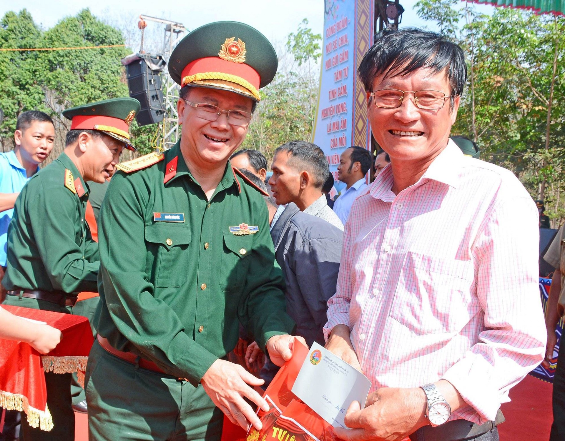 Người dân nhận quà từ Chủ tịch Công đoàn Quốc phòng.