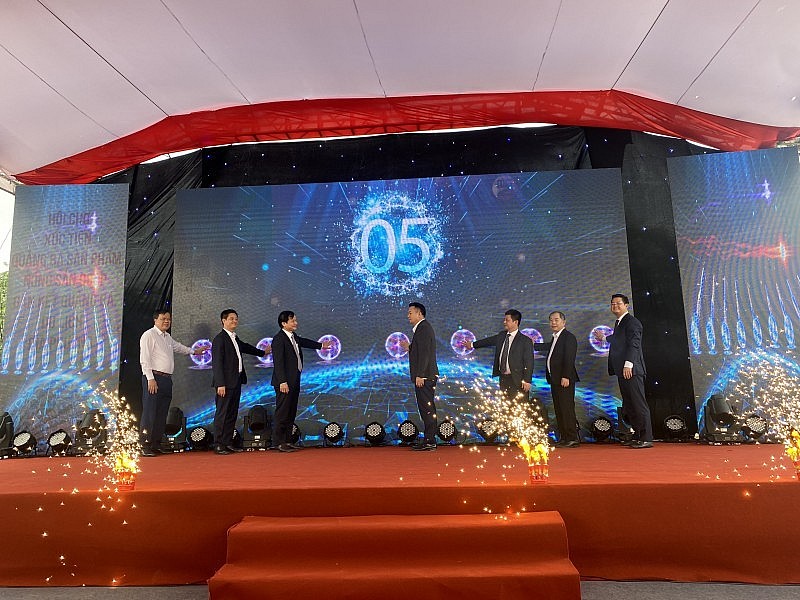 Các đại biểu bấn nút khai mạc Hội chợ hoa xuân, quảng bá sản phẩm OCOP.