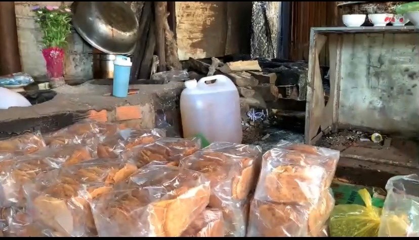 Cơ sở sản xuất của bà Quyền vi phạm về không đảm bảo ATTP theo quy định, sản xuất trong tình trạng chưa đảm bảo vệ sinh, khí thải ra môi trường gây ảnh hưởng đến đời sống của người dân xung quanh khu vực.