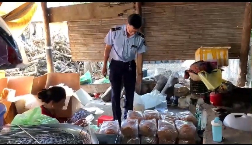 Đoàn kiểm tra liên ngành tỉnh Gia Lai triển kiểm tra các hoạt động sản xuất, kinh doanh tại cửa hàng cơm cháy của bà Huỳnh Thị Quyền (TP.Pleiku).