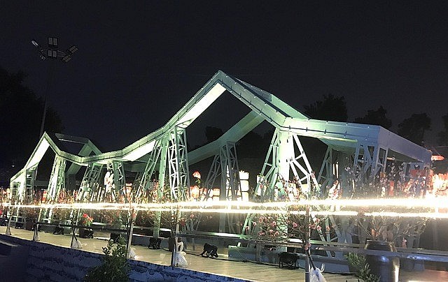 Khu tiểu cảnh giới thiệu cầu Long Biên. Ảnh: VGP