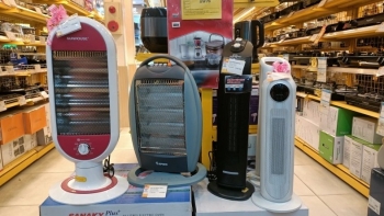 Hà Nội lạnh dưới 10 độ, nhiều siêu thị "cháy hàng" thiết bị sưởi ấm