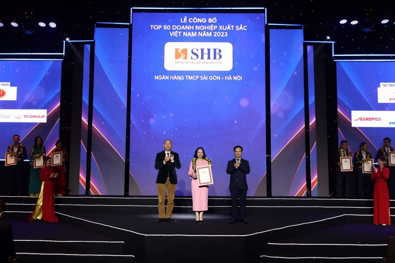 Đại diện ngân hàng SHB trong khoảnh khắc vinh danh Top 50 doanh nghiệp xuất sắc nhất Việt Nam 2023 Đại diện ngân hàng SHB trong khoảnh khắc vinh danh Top 50 doanh nghiệp xuất sắc nhất Việt Nam 2023