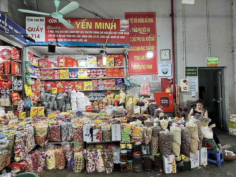 Một quầy hàng tại chợ Mơ.