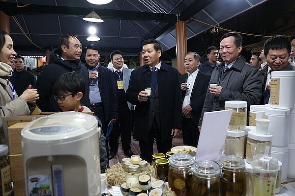 Người dân, du klhách đi tham quan mau sắm tại Hội chợ Người dân, du klhách đi tham quan mau sắm tại Hội chợ