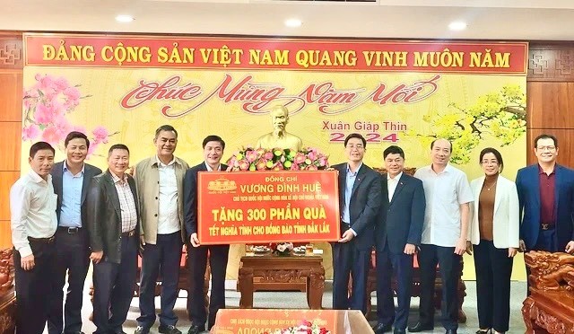  Ônh Bùi Văn Cường - Tổng thư ký Quốc hội thừa ủy quyền trao quà 300 phần quà của Chủ tịch Quốc hội sáng 27/1. Ảnh: Hải Thanh.