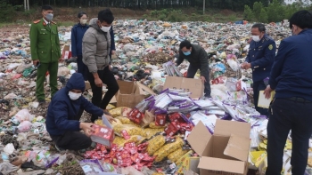 Quảng Bình: Tiêu hủy hàng nghìn thực phẩm nhập lậu, không đảm bảo an toàn