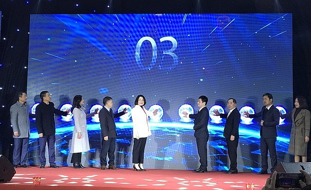 Các đại biểu thực hiện nghi thức khai mạc hội chợ. Ảnh: VGP Các đại biểu thực hiện nghi thức khai mạc hội chợ. Ảnh: VGP