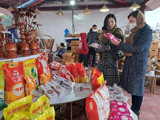 Người tiêu dùng mua sản phẩm tại hội chợ. Ảnh: VGP Người tiêu dùng mua sản phẩm tại hội chợ. Ảnh: VGP