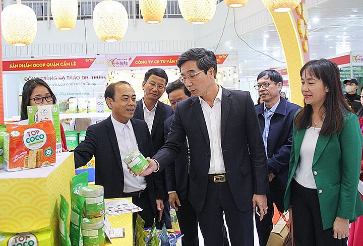 Phó Chủ tịch UBND thành phố Trần Chí Cường tham quan gian hàng