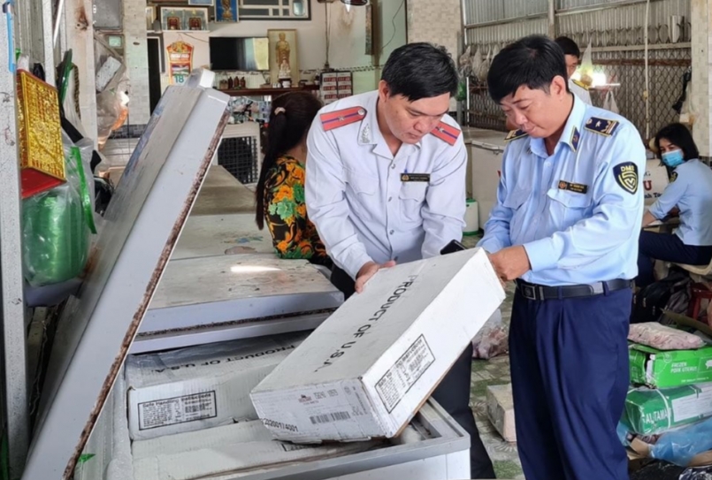Lực lượng chức năng niêm phong hàng hóa không rõ nguồn gốc của một cơ sở kinh doanh thực phẩm đông lạnh trên địa bàn huyện Phước Long. Ảnh: T.Q Lực lượng chức năng niêm phong hàng hóa không rõ nguồn gốc của một cơ sở kinh doanh thực phẩm đông lạnh trên địa bàn huyện Phước Long. Ảnh: T.Q