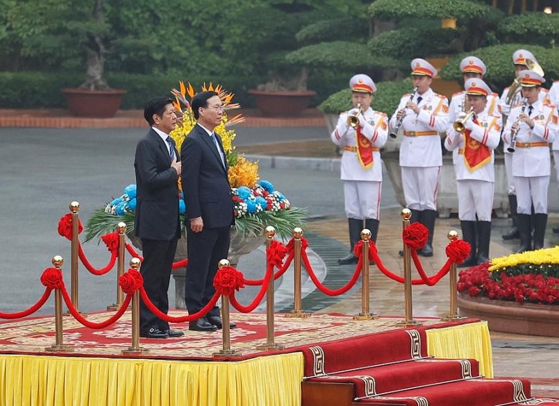 Chủ tịch nước Võ Văn Thưởng và Tổng thống Philippines Ferdinand Romualdez Marcos Jr trên bục danh dự, nghe quân nhạc cử Quốc thiều hai nước - Ảnh: VGP Chủ tịch nước Võ Văn Thưởng và Tổng thống Philippines Ferdinand Romualdez Marcos Jr trên bục danh dự, nghe quân nhạc cử Quốc thiều hai nước - Ảnh: VGP