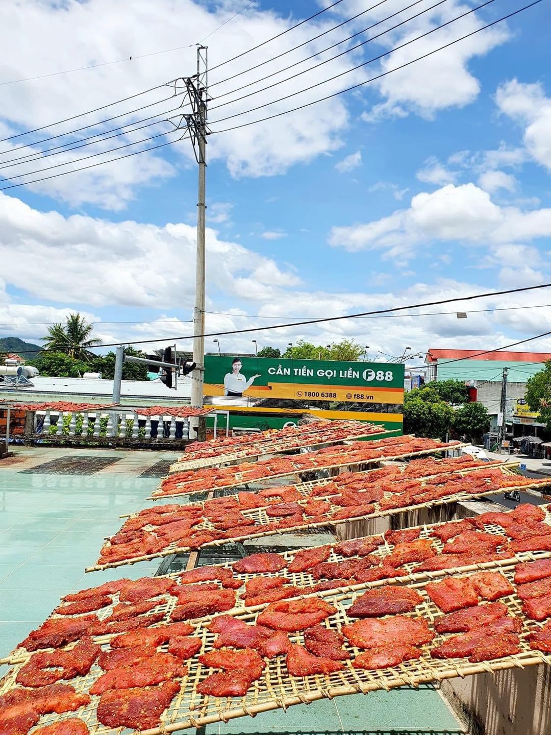 Bò một nắng đúng chuẩn là phải phơi dưới nắng thật lớn.