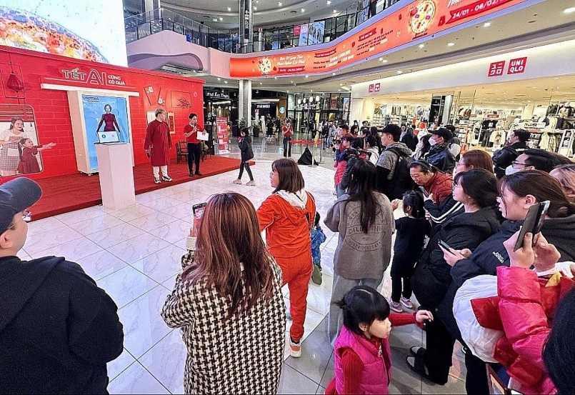 Người Hà Nội thích thú khi lần đầu tiên được trải nghiệm AI Human của Viettel.