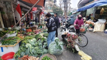 Rau xanh, hoa tươi, trầu cau rủ nhau tăng giá