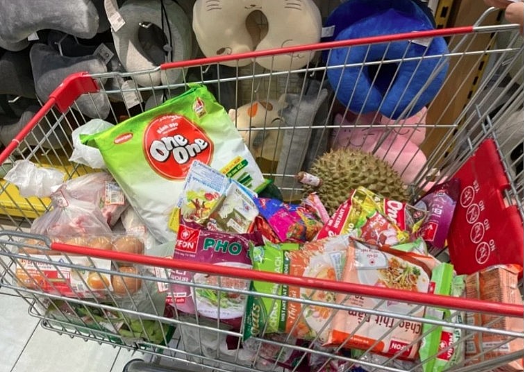 Cận Tết, sức mua vẫn còn chậm. Cận Tết, sức mua vẫn còn chậm.