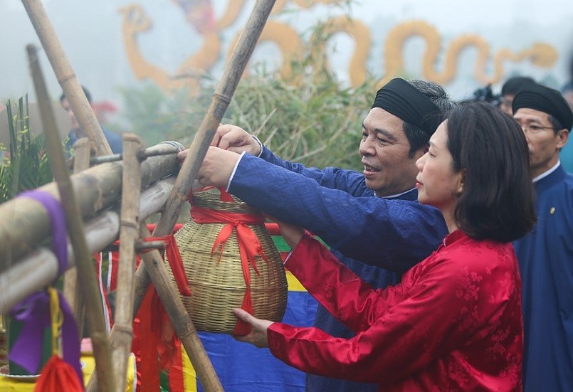 Cây nêu được dựng lên để đánh dấu thời khắc chuyển giao giữa năm mới và năm cũ, đồng thời tập tục này còn mang ý nghĩa cầu mong quốc thái dân an, mùa màng tốt tươi.