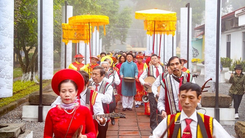 Đoàn rước trong trang phục truyền thống áo the, khăn xếp.