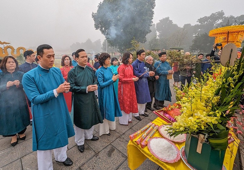 Lễ dựng nêu là một nghi thức quan trọng của triều đình, không thể thiếu trong mỗi dịp tết Nguyên đán, được ghi chép lại từ thời Lê trung hưng. Tư liệu cho biết vào ngày 30 tháng Chạp, cây nêu được dựng ở trong cung vua, phủ chúa, dinh thự của các quan lại trước... rồi mới đến cây nêu của các nhà